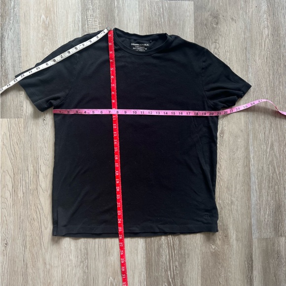 Banana Republic Luxe Touch Performance tee - Picture 3 of 7